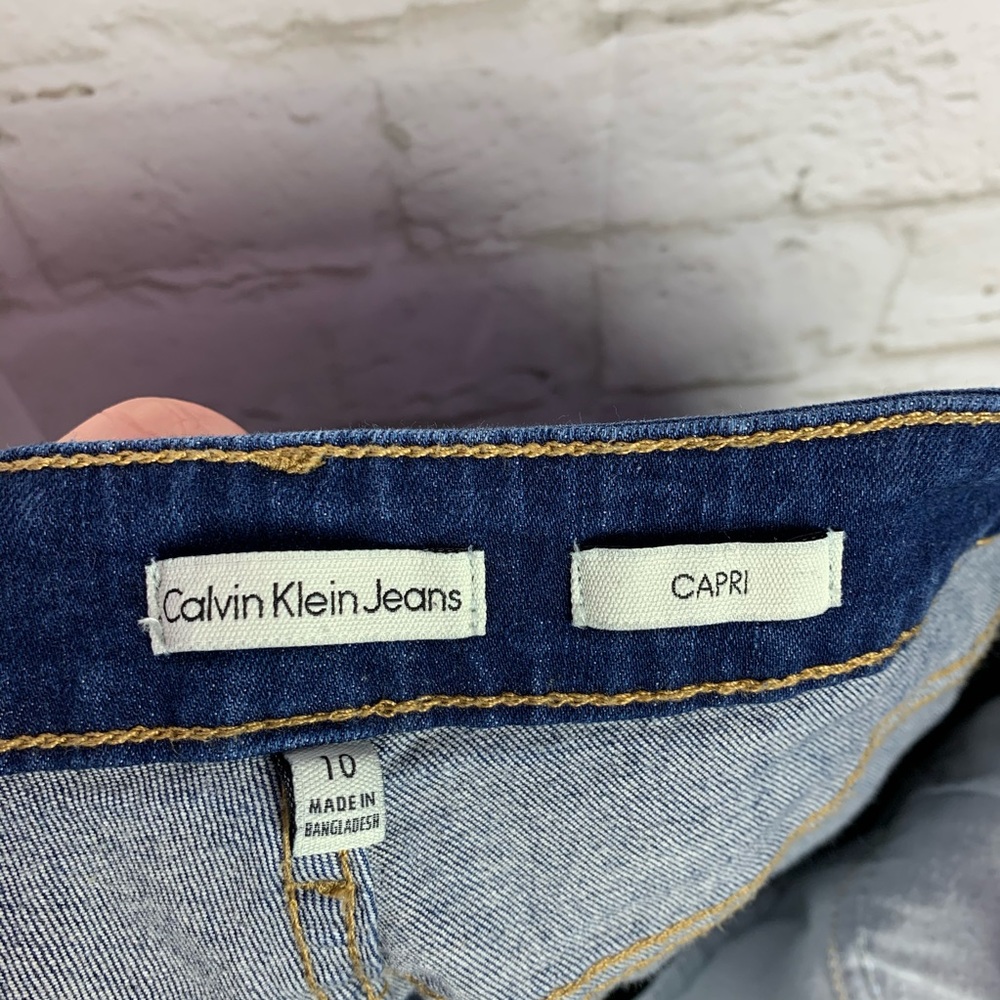 Calvin Klein Jeans MediumWash MidRise Denim Capris - Picture 5 of 6